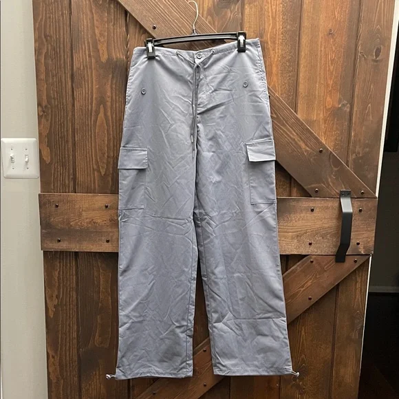 NWOT - Women’s Gray Cargo Pants Size: SM Waist 15 1/2” and Inseam: 28 1/2” - Picture 1 of 5